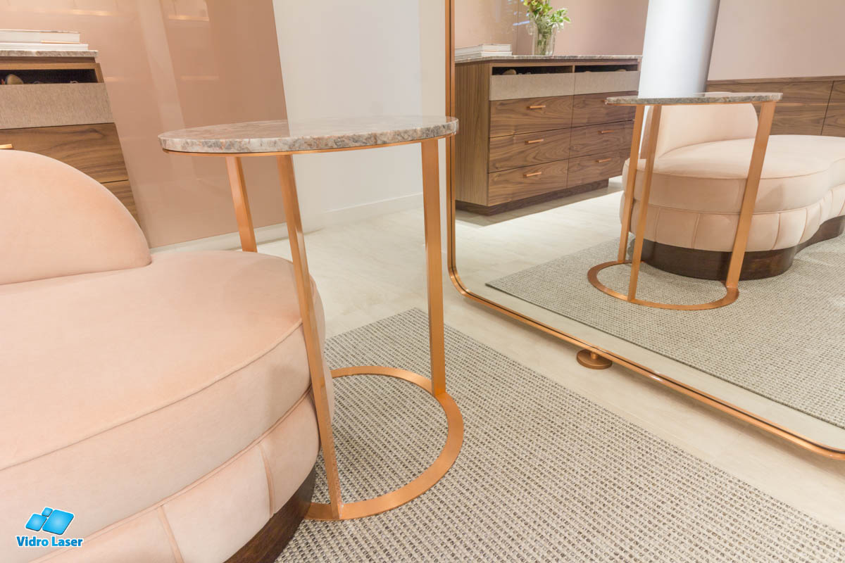 mesa com base em cobre rose gold