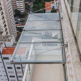 Pergolado vidros sacada apartamento.