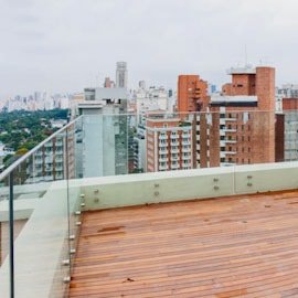 Cobertura edificio com guarda-corpo segurança vidros.